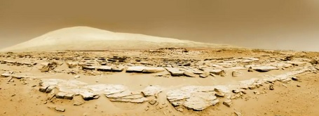 Bjerg på Mars med eksponerede sediment-lag